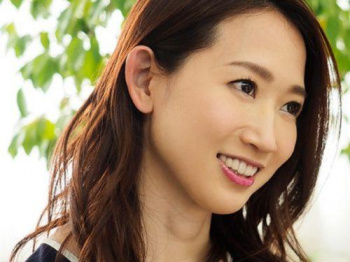 【水戸かな】美人中の美熟女が夫以外の肉棒と初めての中出しセックスをパンティずらしハメで体験！の画像
