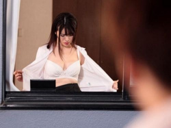 【辻井ほのか】爆乳くびれボディの美人教師が向かいの男子寮の生徒を誘惑して淫行SEX!の画像