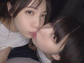 【白桃はな 花狩まい】人気AV女優お二人にM男くんを献上したら神がかり御褒美セックス！の画像