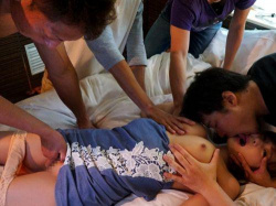 【明日花キララ】スタイル抜群な巨乳美女の弱みに付け込んで集団で群がる輪姦セックスがヤバい！の画像