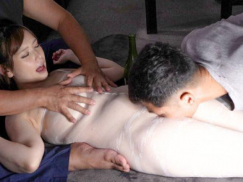 【月見伊織】貪欲に貪り子宮を突き上げてくる肉体労働者たちとの汗だくSEXに嵌る美人妻！の画像