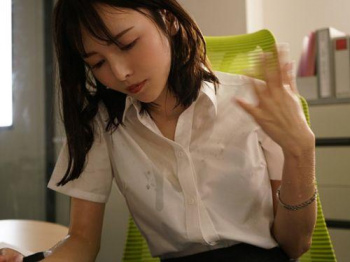 【広瀬りおな】エアコンが壊れた真夏のオフィスで体液塗れで性交を貪る美人上司と男性部下！の画像