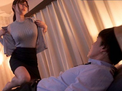 【花宮あむ】脱いだらスタイル抜群の美巨乳くびれボディだった地味メガネの事務員に犯されるように浮気SEX！の画像