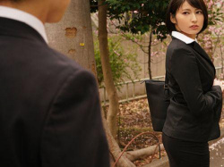 【本田瞳】美人上司を出張先のホテルで押し倒してペニスを挿入したら喘ぎまくってメス顔に豹変！の画像