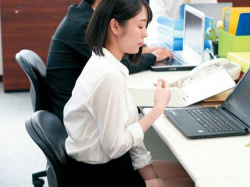 【天国るる】泥酔して意識が戻ったら上司に手マンされていた女子社員がそのまま犯されて絶頂イキ！の画像