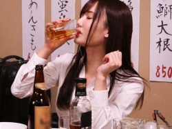 【坂道みる】会社の飲み会で勝手に飲み過ぎて泥酔してくれた美人社員を即ホテル連れ込みセックス！の画像