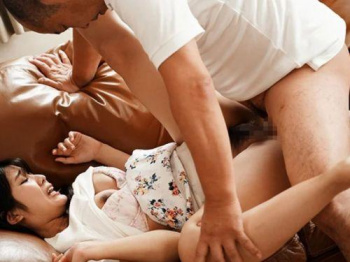 【神宮寺ナオ】夫婦の夜の営みでは満足できない美人妻の子宮が叔父の絶倫棒を受け入れてしまう！の画像