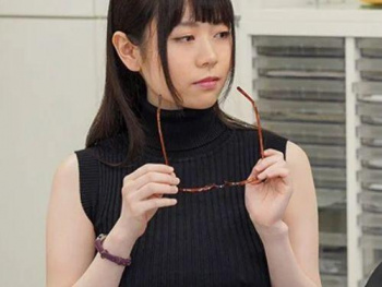 【水卜さくら】真面目で地味な女子社員が脱いだら凄い美巨乳で痴女責め大好きな変態美女だった！の画像