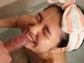 【倉本すみれ】めっちゃ可愛い年下美人社員の部屋に泊めてもらって肉体関係に墜ちて顔面に発射の画像