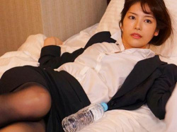 【動画】泥酔して気付いたら大嫌いな上司とホテルに入っていて抵抗できずに犯された美女！楓カレンの画像