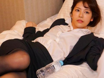 【動画】泥酔して気付いたら大嫌いな上司とホテルに入っていて抵抗できずに犯された美女！楓カレンの画像