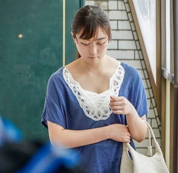 隣の地味子は鎖骨とくびれがきれいだった。伊藤かえでの画像