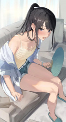 【画像】すらっと伸びたムチムチ太もも生足で、男の視線を集める女の子の画像