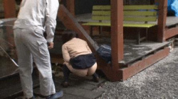 ■野ション中に襲われた女子○生がベンチに縛られ放置…おしっこ撒き散らすレイプGIF画像(関連動画あり)の画像