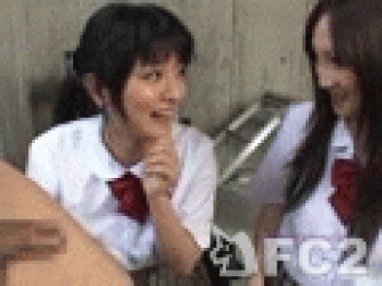 包茎チンコを女の子に鑑賞してもらい優しく皮を剥いてお掃除フェラの画像