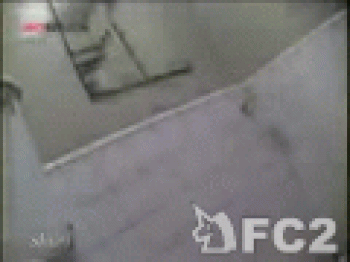 個人撮影●突然トイレのドアを開けられ排泄中にパニクる素人娘達の画像