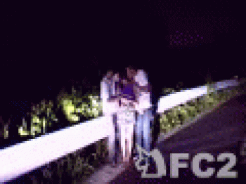 個人撮影●妻を真夜中の山中で友達二人で野外3Pしちゃう鬼畜プレイの画像