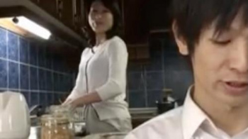 【母子相姦】お母さんイッちゃうっ！息子の部屋でエロ本見てオナニーし、息子に見られて息子の激しい指テクでオマンコ大洪水の画像