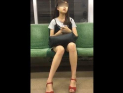 【盗撮】電車対面の童顔美人お嬢さんの股間ガードが緩めで凝視してるとパンチラしてるｗｗｗの画像