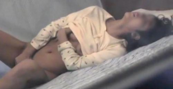 パジャマに着替えても眠れなくて激しくオナニーしてしまうお姉さんを隠し撮り!の画像