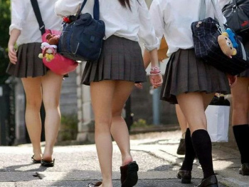 お肌ピチピチ!若さ溢れる女子●生の美脚が色っぽい…ミニスカで剥き出しになった太ももエロ画像の画像