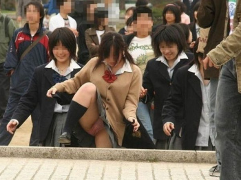 ラッキーなことに真正面から拝むことができた女の子のパンチラ…素人のエッチなハプニングが興奮するパンチラ画像の画像