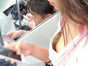 色っぽい胸チラに誰もが夢中!?素人のゆる~い胸元にそそられる素人の胸チラエロ画像の画像