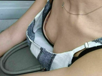 素人女性のおっぱいがエロい…色気ハンパない胸元に思わず鼻の下が伸びる胸チラエロ画像の画像