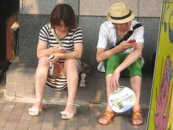 女の子のパンチラは偶然見えちゃうから興奮する!街中で撮られたリアルな素人のパンチラ画像の画像