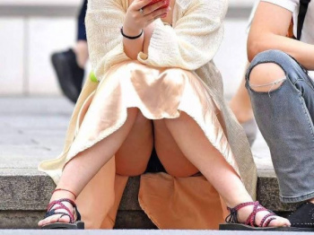 暖かくなって女の子のお股もゆるゆる!まる見えになった素人の股間がエロいしゃがみパンチラ画像の画像
