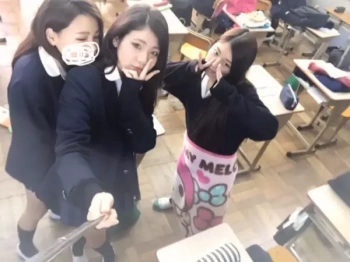 こーいう子がパパ活とか援交とか言ってオジサンのチンポ舐めてると思うと胸アツ!リア充女子高生たちのおふざけエロ画像の画像