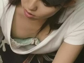 ゆる~い胸元がたまらない…スケベなおっぱいに釘付け!街撮りされた女の子のエッチな胸チラ画像の画像