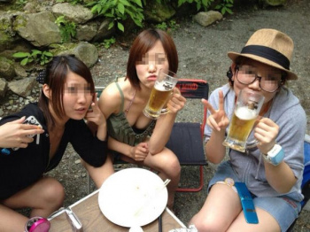 インスタやFacebookで見つけたリア充女子の胸チラ!?素人娘の谷間がエロ過ぎる胸チラ画像の画像