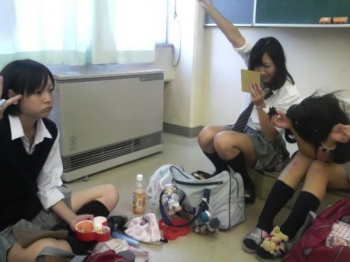 Hなことに興味を持ち始めた女子高生たち…友達と一緒だと大胆になる!めちゃくちゃ楽しそうなおふざけエロ画像の画像