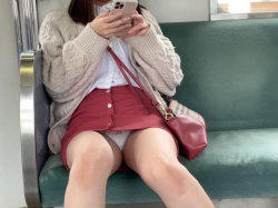 何気ない仕草の中で見えちゃうパンツに興奮する…電車で対面に座った女の子を撮った電車内パンチラ画像の画像