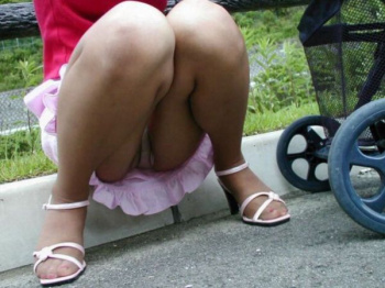 街中で遭遇した人妻さんのラッキーハプニング!大人の色気溢れるパンチラがエロ過ぎる街撮り画像の画像
