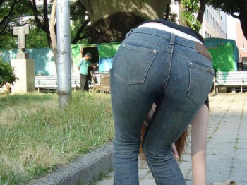 女の子のお尻がパツンパツン!まるみを帯びたヒップラインがエロ過ぎるスキニージーンズ街撮り画像の画像