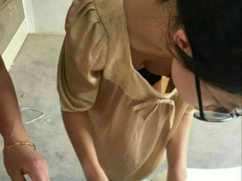 スケベな男の視線を釘付けにする…胸元ガバガバの女の子!谷間がエロ過ぎるおっぱいエロ画像の画像