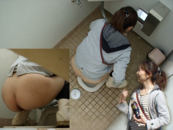 若い女の子もおばさんも…OLさんも人妻さんもおしっこをガッツリ覗かれた!?トイレ盗撮エロ画像の画像