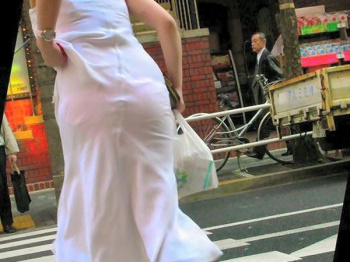 素人女性が普段履いている下着がエロい…布地が薄すぎて透け透け!街撮りされた透けパンエロ画像の画像