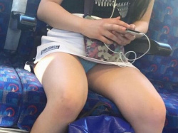 いとも簡単にパンチラしちゃう女の子たち…見られている自覚もない天然娘のパンチラエロ画像の画像