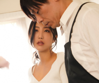 バイト先で一緒になる人妻！！いつも通り愚痴を聞いていると突然キスをされてしまう！！水川スミレの画像