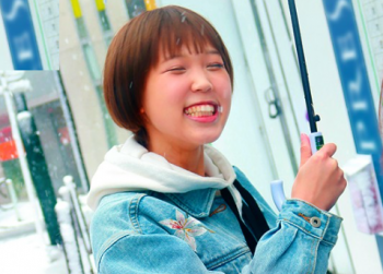 「最近は年上を食ってます！！」スターを目指す素人美少女！！カメラの前で50代オジサンと！！の画像