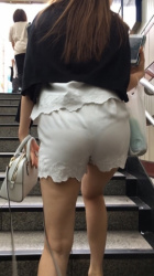 【透けパンチラ】階段で目の前にあるお尻からパンツが透け透けで堪らんのだがの画像