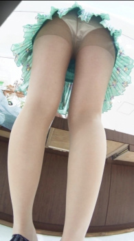 【前屈みパンチラ】ミニスカにパンスト履いたお姉さんがバックから責めて欲しそうな前屈みパンチラ晒してるの画像