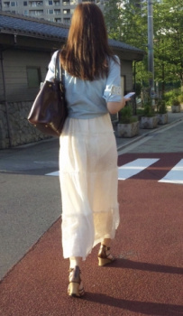 透け透けすぎる服で見せるパンチラがエロ過ぎて隠し撮りの画像