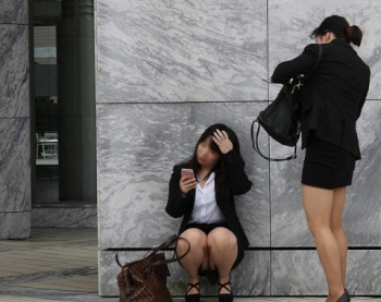 リクルートスーツだけでもエロいのにパンチラまで上乗せされた日にゃぁ～の画像
