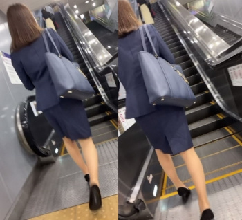 【逆さ撮り】姿だけでもエロいOLさんのパンツを撮影した逆さ撮りパンチラ画像の画像