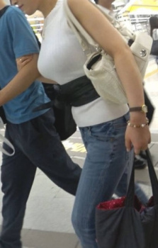 上から鷲掴みにしたくなる着衣おっぱいの街撮りエロ画像の画像