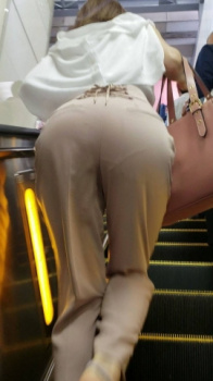 合法的に見る事が出来る階段で目の前にある透けパンチラ画像の画像